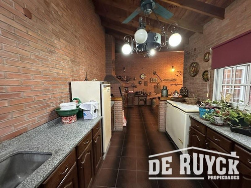 Casa Con Quincho En Barrio San Emilio