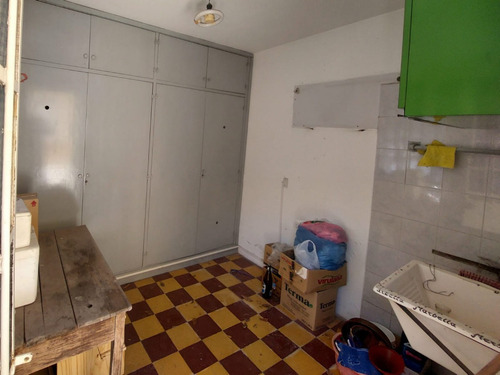 Casa De 3 Ambientes Con Local Y Gran Parque En Zapata Al 700, Banfield Oeste
