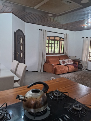 Casa Em Condomínio No Centro De Ibiúna.