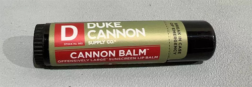 Bálsamo Labial Duke Cannon CBALM1, 0.56 oz, Protector Táctico con Sabor a Menta, Resistente a Condiciones Extremas y FPS 15, Ideal para Uso Diario.
