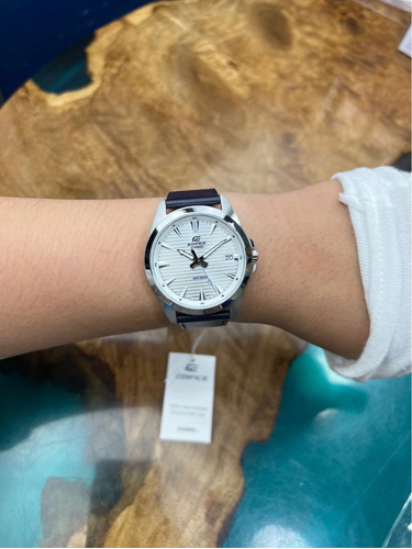 Reloj Casio Edifice EFV-140L-7av para hombre, color de correa azul oscuro, color de bisel plateado, color de fondo blanco