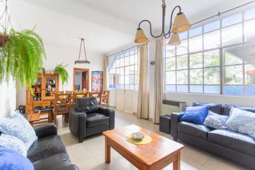 Única En Su Estilo. Venta De Casa En Malvin, 5 Dormitorios, Padrón Único.
