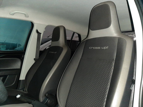 Imagem 8 de 15 de Volkswagen Cross Up 1.0 12v Flex 4p Automático Roda Som Usb