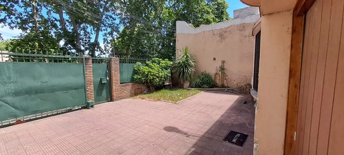 Vendo Excelente Casa De 4 Dormitorios, 3 Baños, Cochera Para 2 Autos, Fondo Con Barbacoa Y Jardin, Acepta Banco, Zona Aguada.