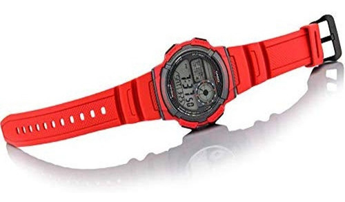 Reloj de pulsera Casio Youth Series AE-1000 de cuerpo color rojo, digital, para hombre, fondo negro, con correa de resina color rojo, dial negro, subesferas color gris, minutero/segundero negro, bisel color negro, luz ámbar y hebilla simple