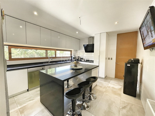 Casa En Venta De 7 Dorm. Mas Servicios En Chicureo Poniente
