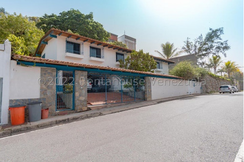 Ag. En Venta Casa Tipo Colonial En  Prados Del Este . Tiene Un Gran Potencial Para Remodelar 