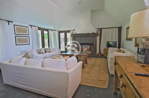 Casa De 4 Dormitorios Con Piscina Climatizada En Alquiler- Ref: 3378