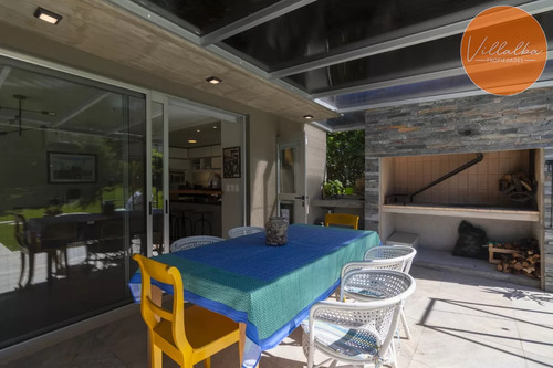 Casa En Venta Moderna De Construccion Tradicional, Cerca Del Mar.