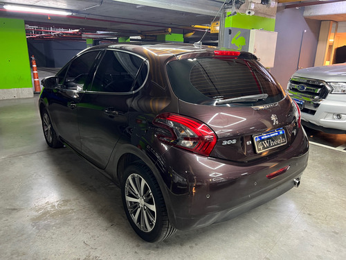 Peugeot 208 1.6 Feline