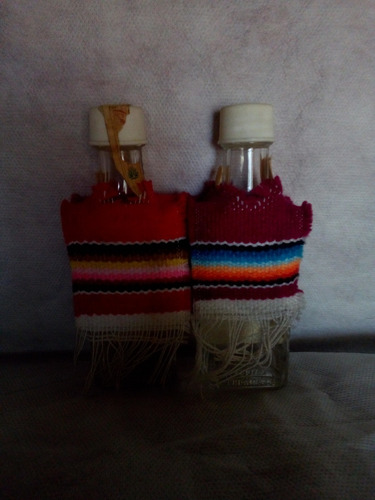 Imagen 2 de 3 de Botellitas Coleccionables Vacias Con Ruana Mariachi.