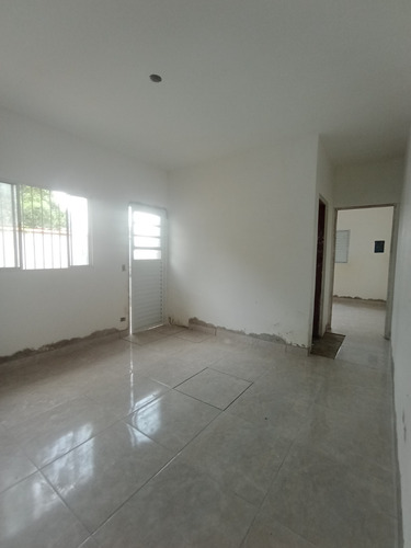 Casa 2 Dormitórios Em Bairro Residencial, Próximo A Comércios, Escolas, Transportes E Muito Mais!