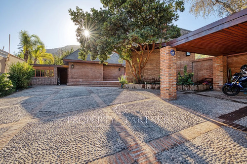 Espectacular Casa Completamente Remodelada En Sect...