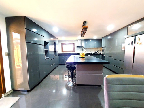 Remodelada Con Líneas Simples Y Sectores Amplios