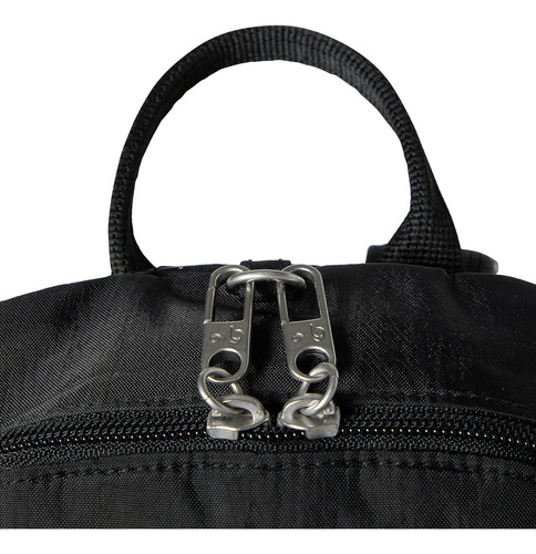 Mochila impermeable Baggallini con diseño antirrobo
