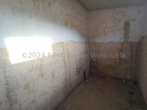 Hermosa Parcela De Terreno De 200 M2 Con Casa Estilo Duplex Construida Sobre Ella De Aproximadamente 160 M2, Su Distribucion Es Concepto Abierto En Obra Gris, Hermosas Vistas En Todos Sus Angulos,