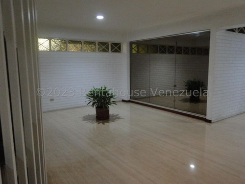 Sb Lujoso Apartamento En Cumbres De Curumo, Remodelado, 2 Hab, 3 Baños, Sala, Comedor, Family Room, Cocina Empotrada Americana, Lavandero, Aire Acondicionado, Salón De Fiestas, Salón De Juegos