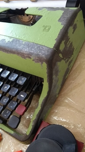 Imagem 3 de 10 de Máquina De Escrever Olivetti Lettera 32 Funcionando Usado