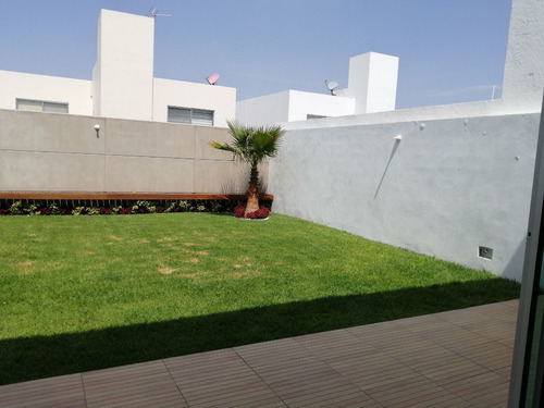Se Vende Hermosa Casa En El Refugio, Estudio, Jardín, 3 Recamaras, Equipada..