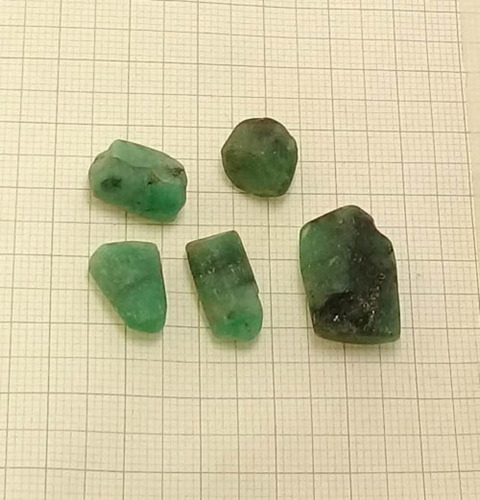 Esmeralda Rolada 45.00 Cts Bruto Kit 05 Pedras Selenita A Verde Translucido Cor Forte Pedra Preciosa Extra Da Bahia Garantia Eterna