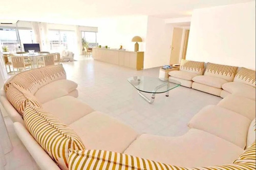 Apartamento En Venta De 5 Dormitorios En Playa Mansa
