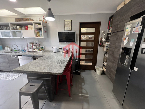 Linda Casa Moderna En Excelente Estado En Lomas De Montemar.