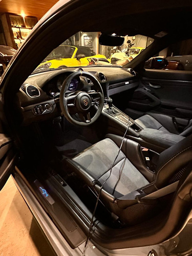 Porsche 718 Cayman GT4 RS version Weissach