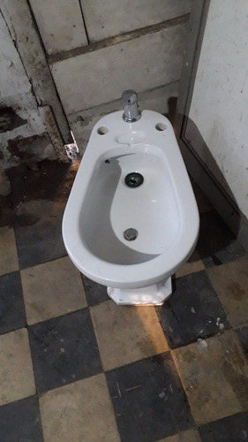 Bidet Antiguo Con Monocomando Con Detalle