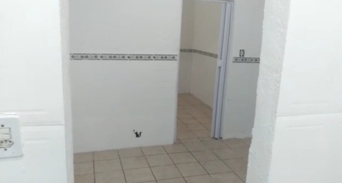 3 Comodos Joaniza (esquina Caixa) Aluguel + Água+luz: R$ 750