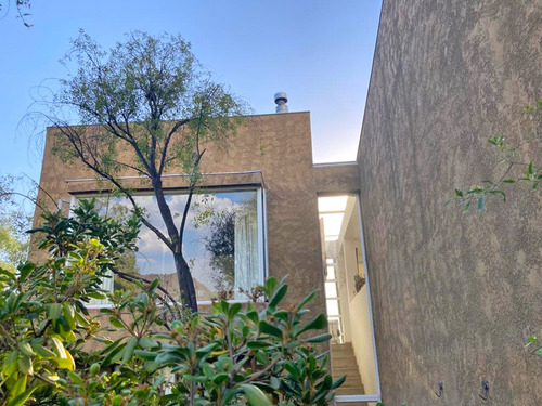 Casa De 4 Dormitorios Con Increíble Vista A Santiago
