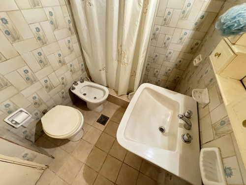 Venta - Casa Interna De Tres Dormitorios Con Patio. Rosario, Barrio Luis Agote