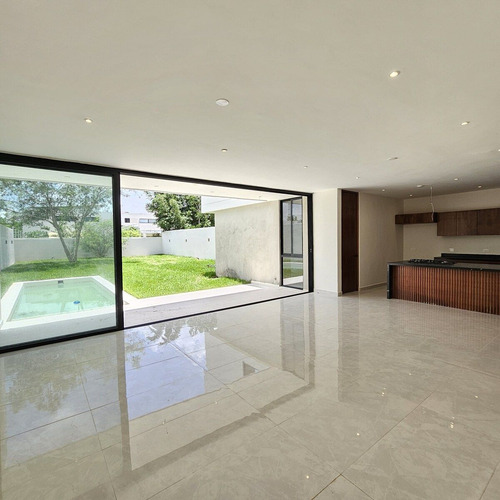 Casa En Venta En Privada Residencial Alura, Cholul.