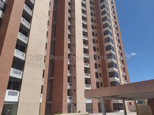 Amplio Y Moderno Apartamento En Venta Este De Barquisimeto. Triangulo Del Este 23-20552 As-f