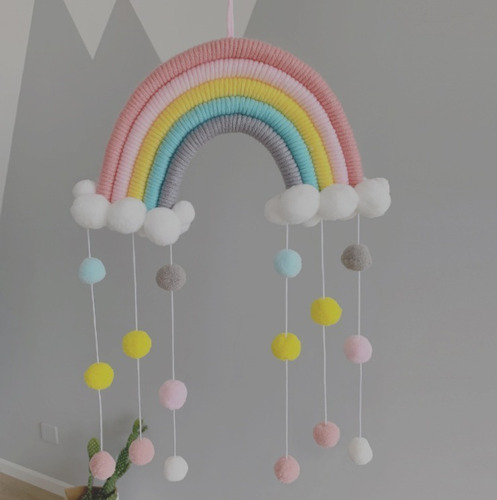 Imagen 3 de 3 de Colgante De Lana Deco Macrame Baby Shower Arcoiris Pompones