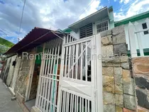 Comprar En Venta Casa , Con Excelente Distribución , Patio, Y Anexos Independientes. Ubicada En Las Acacias. Maracay Rah 25-15389