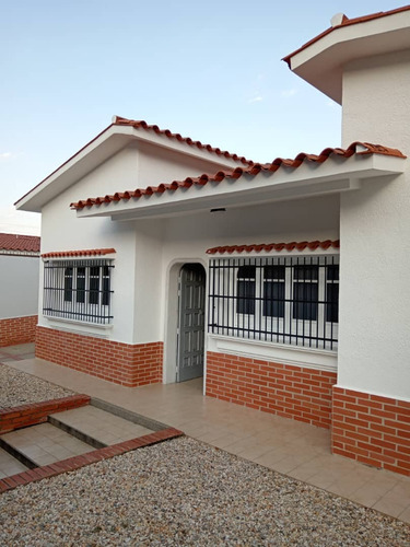 Iev Luxury Vende Casa En La Urb. El Parral C9921