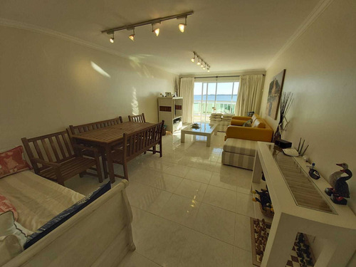 Apartamento En Venta De 3 Dormitorios En Playa Mansa