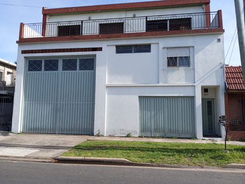 Casa De 3 Plantas Con Importante Galpón