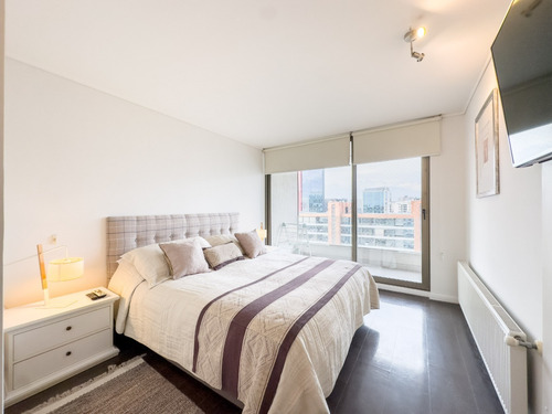 Piso Alto, 2 Dorms + Escritorio, Vista Y Full Amoblado