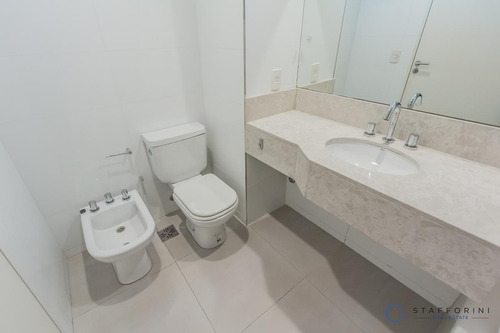 Departamento De 3 Ambientes Con Cochera Fija En Recoleta