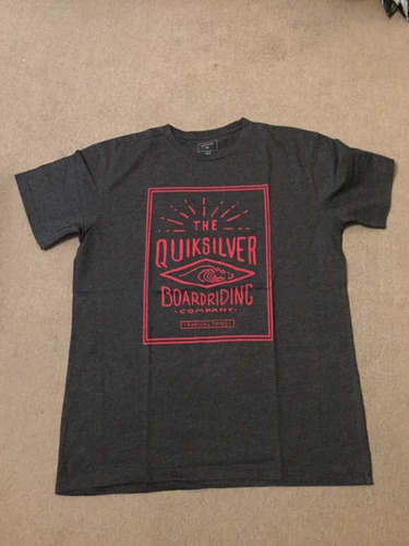 Remera Quiksilver Estampada Talle L Gris Melange