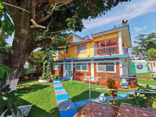 En Venta Casa Con 3 Habitaciones Y Amplio Jardin Con Alberca En Fracc. Pedregal De Oaxtepec