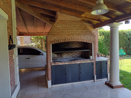 Casa A La Venta En Barrio Los Jazmines, Pilar Del Este, Pilar