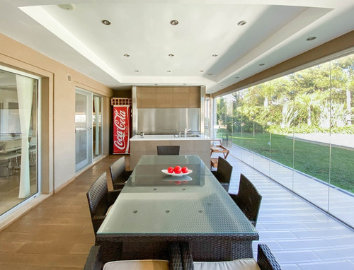 Imagen 12 de 14 de Imponente Propiedad En Venta, En Saint Thomas Este, Canning.