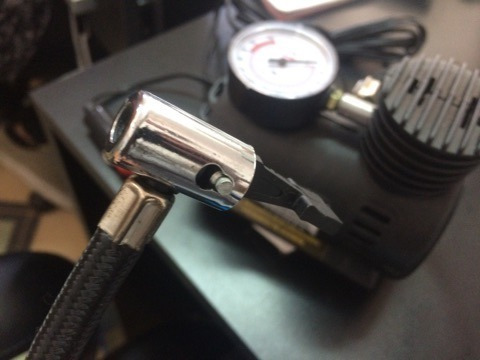 Imagen 4 de 8 de Mini Compresor 12v 300psi Inflador Con Medidor De Presion