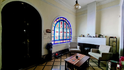 Casa En Venta - 2 Baños ,4 Dormitorios, Escritorio, Azotea