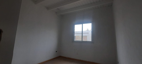 Casa En Venta De 2 Dormitorios C/ Cochera En Luzuriaga