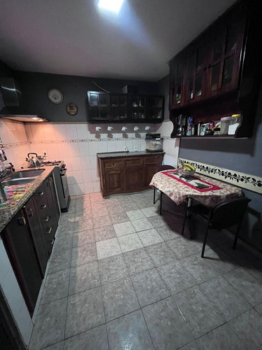Vendo Casa 4 Dormitorios + Monoambiente, Con Garaje Y Gran Terreno 447 M2. Excelente Oportunidad La Teja