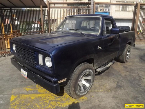 Dodge D-100 .