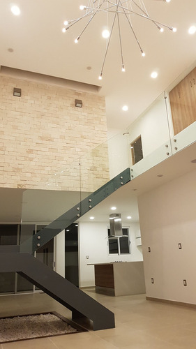 Preciosa Casa En La Condesa Juriquilla, Estudio O 4ta Recamara En P.b, Jardín.-